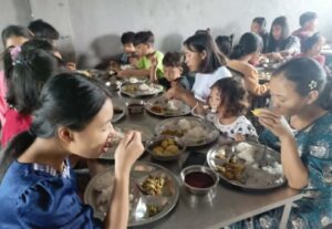 Children eating at the CRC using the new furniture from the HIP.